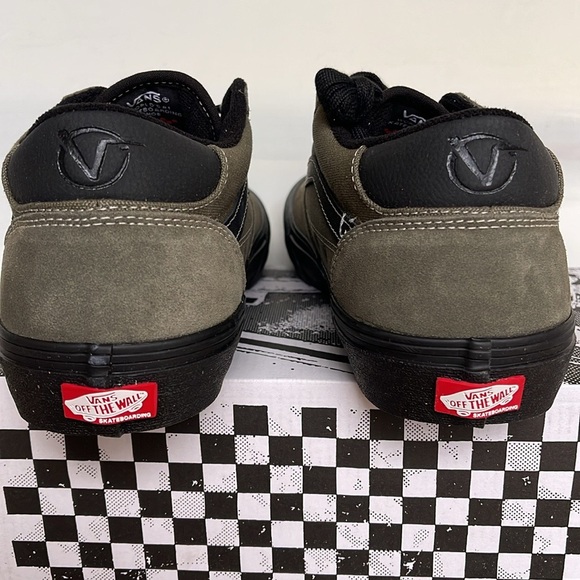 Vans WMNS Rowan Olive/Black
VN0A5JICBIQ
Sneakers - Picture 5 of 16